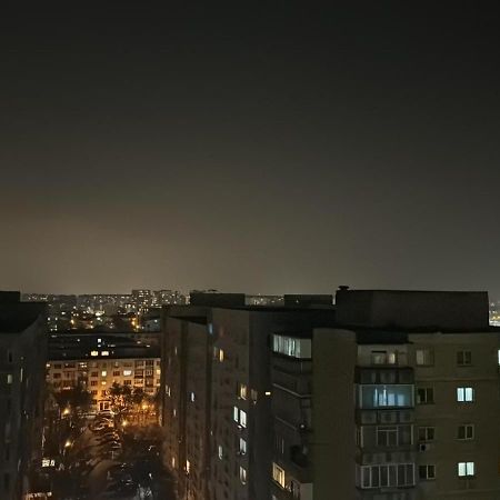 The Moon View Apartment Bukares Bagian luar foto