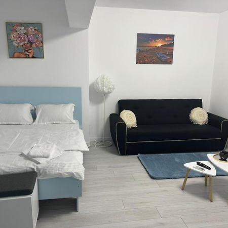 The Moon View Apartment Bukares Bagian luar foto