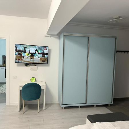 The Moon View Apartment Bukares Bagian luar foto