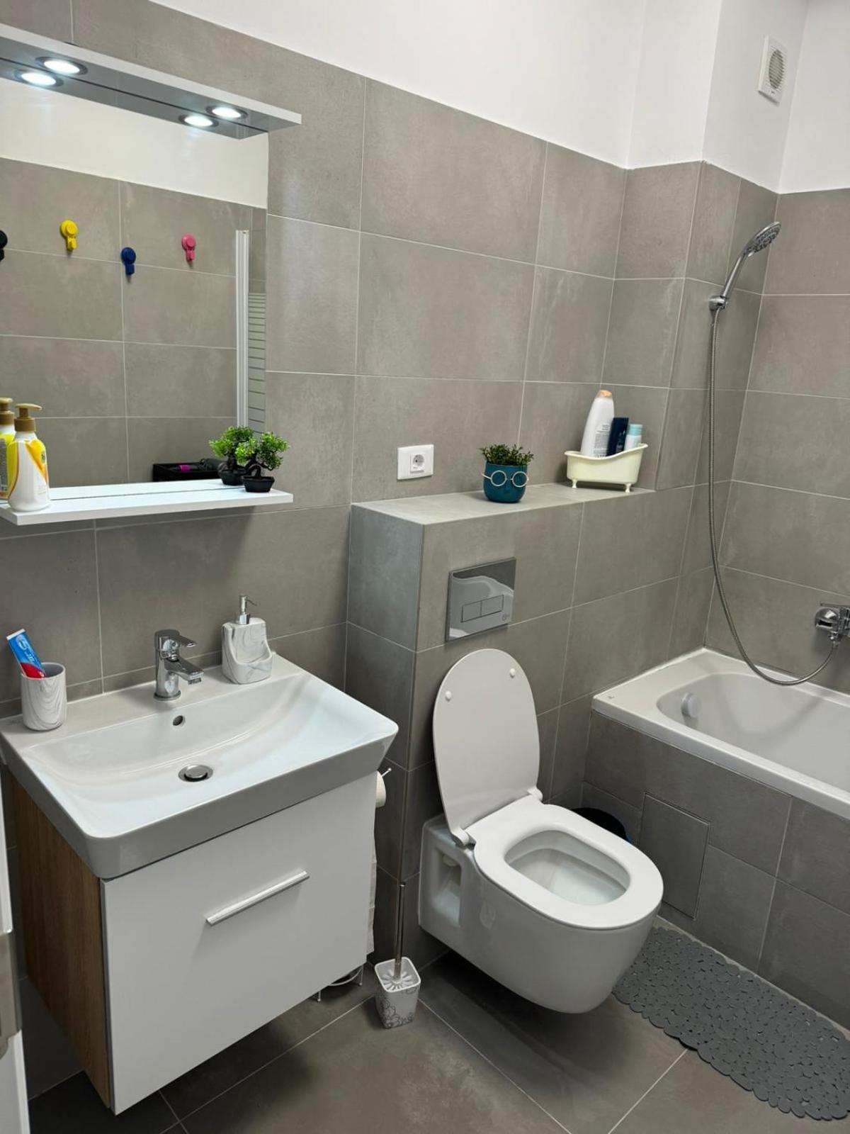 The Moon View Apartment Bukares Bagian luar foto