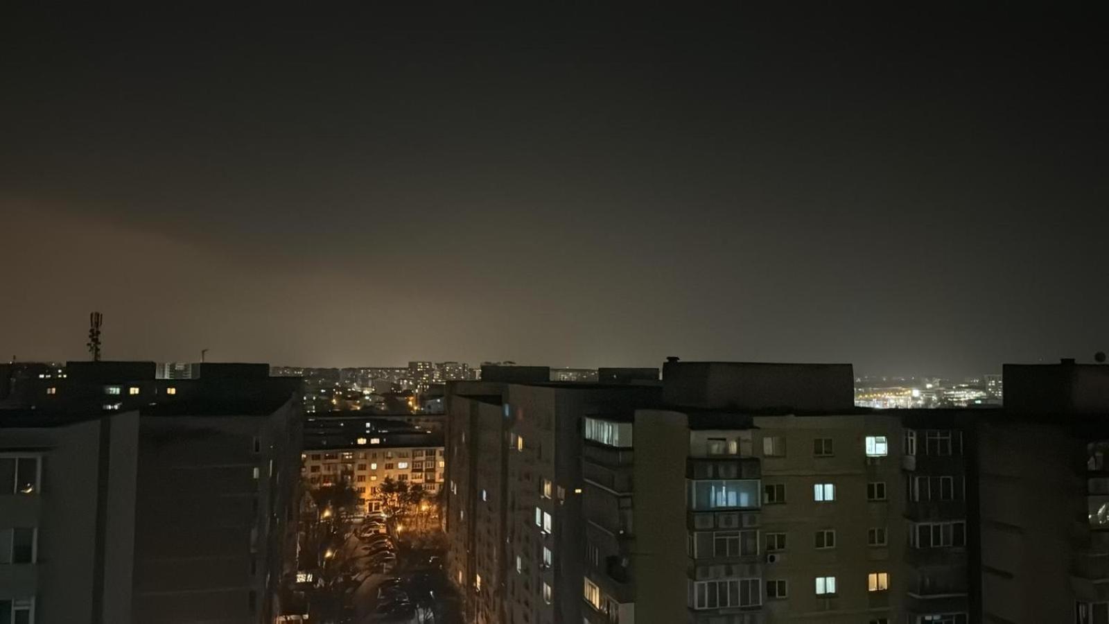The Moon View Apartment Bukares Bagian luar foto