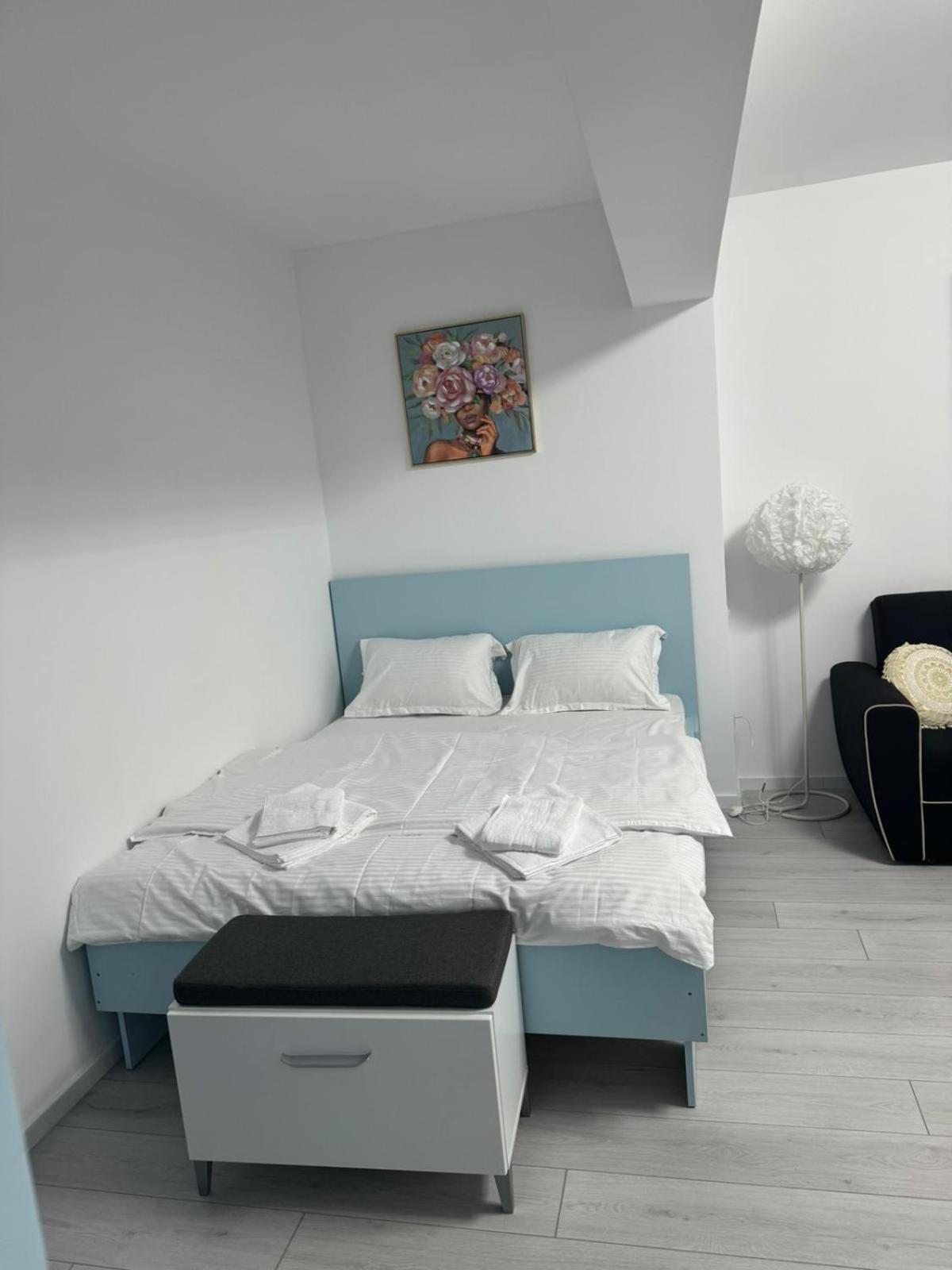 The Moon View Apartment Bukares Bagian luar foto