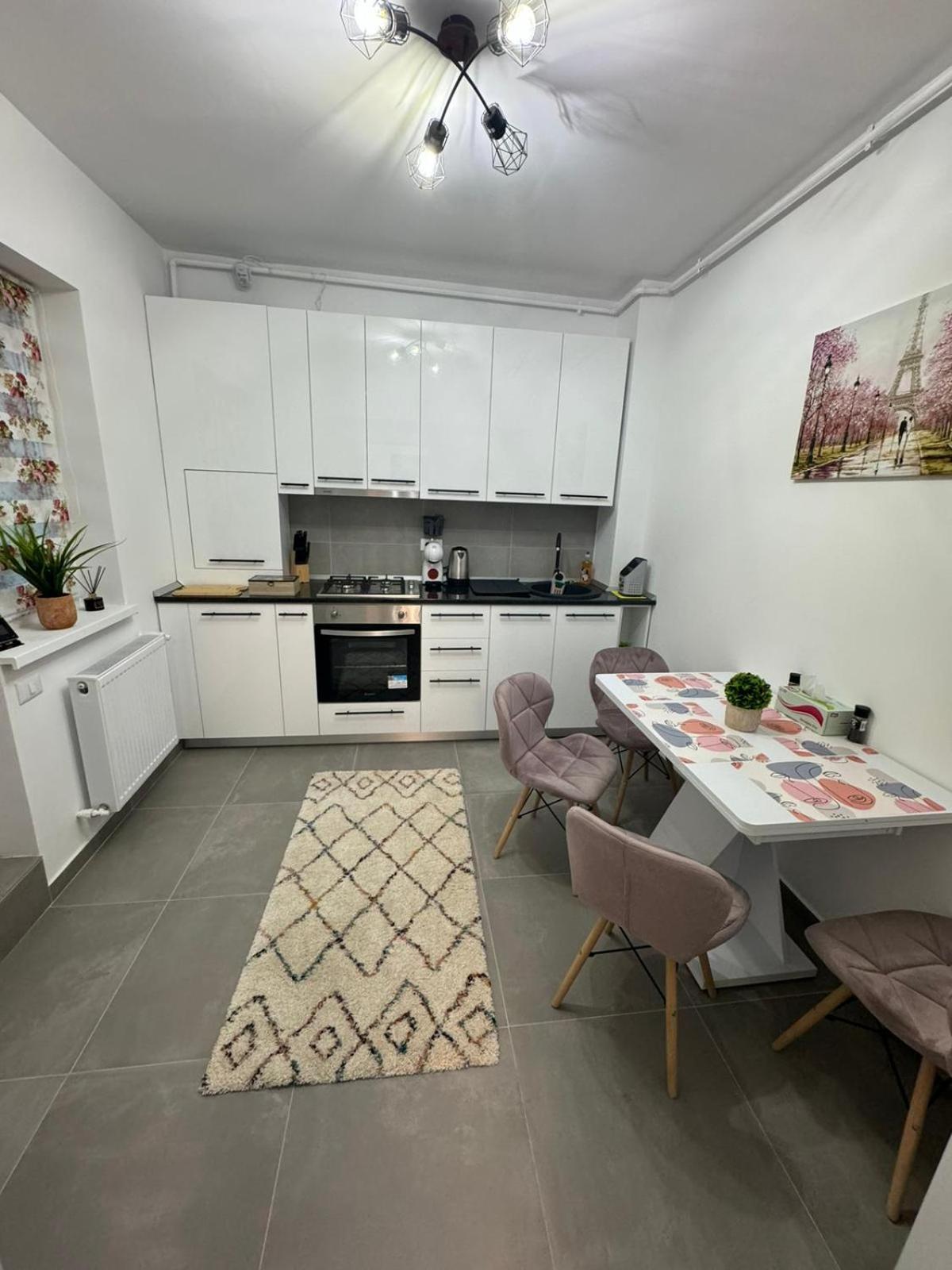 The Moon View Apartment Bukares Bagian luar foto