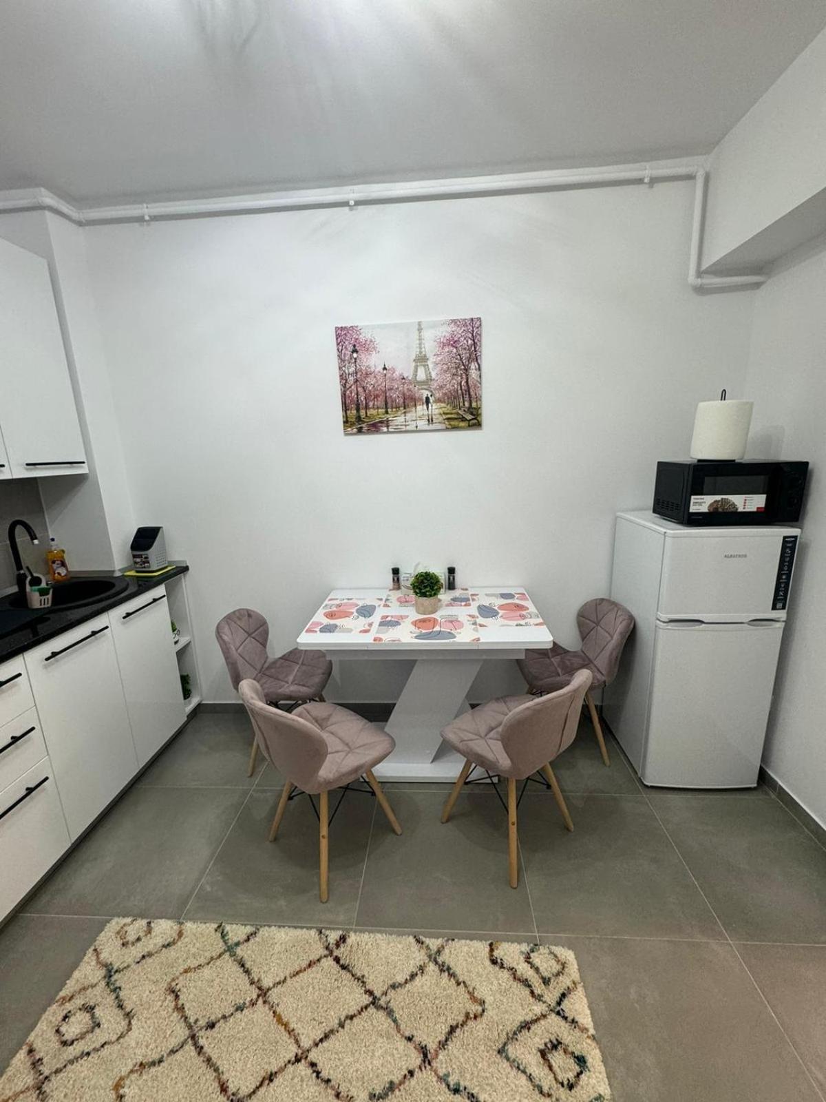 The Moon View Apartment Bukares Bagian luar foto