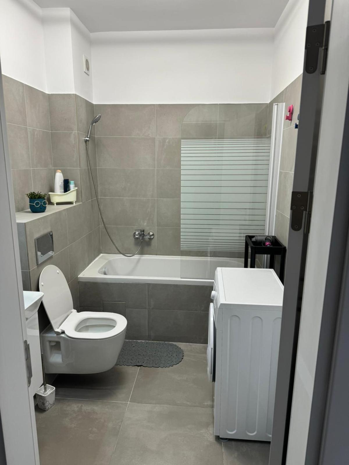The Moon View Apartment Bukares Bagian luar foto