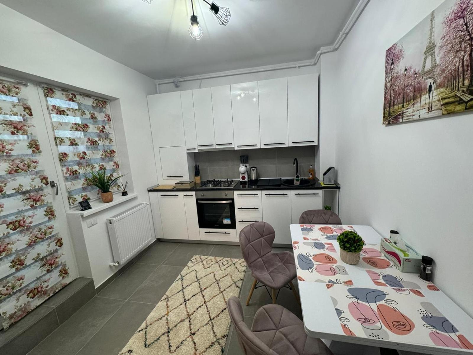 The Moon View Apartment Bukares Bagian luar foto